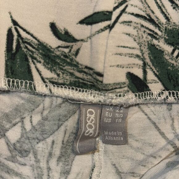 ASOS Curve Peg Tapered Leg Pants in Tropical Palm Print - Picture 6 of 8